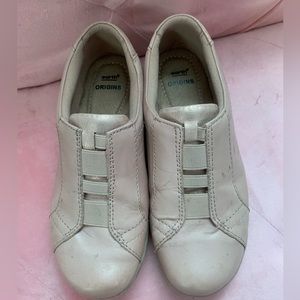 Slip on Earth shoes size 6w